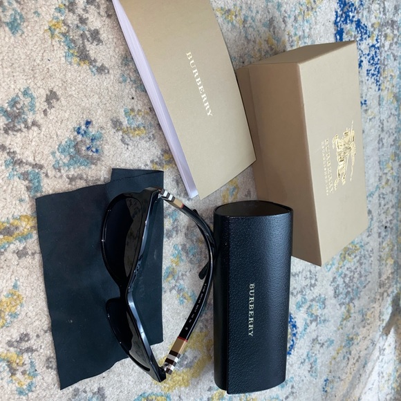 New in box Burberry Sunglasses - Picture 9 of 16